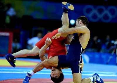 Luptătorii de la greco-romane au inaugurat saltelele